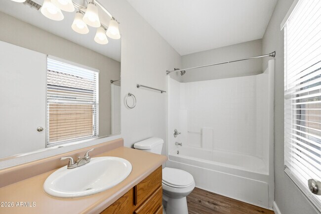 Building Photo - 2851 E Cherry Hills Dr