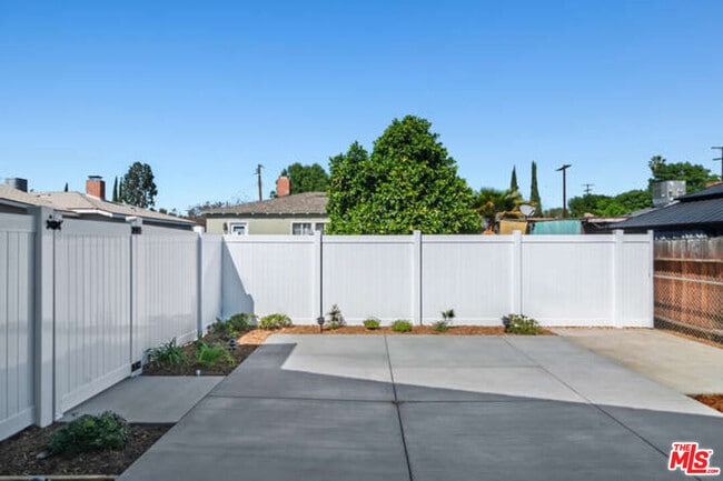 Building Photo - 15912 Vose St