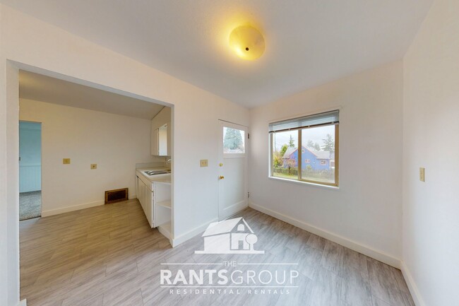 Building Photo - Charming & bright westside 2 bed, 1 bath o...