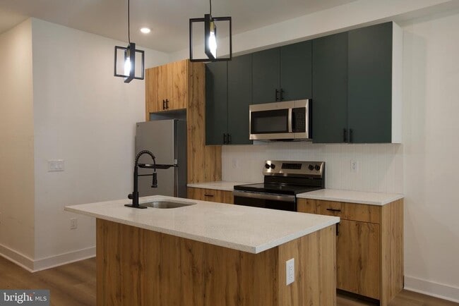 Building Photo - 1224 W Silver St