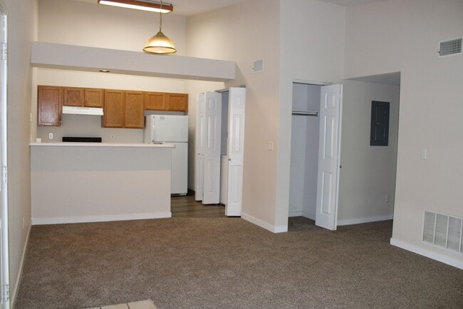 Building Photo - Comfortable 2BR Near Campus + $200 Move-In...