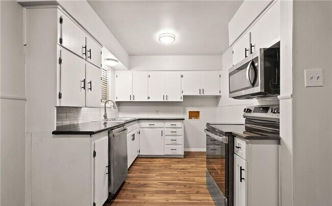 Building Photo - Renovated 4-bedroom 1.5 bathroom home!  Housing accepted! $500 off first months rent!