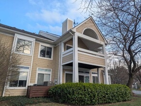 Building Photo - Bright Condo Living in Prime Fairfax Location