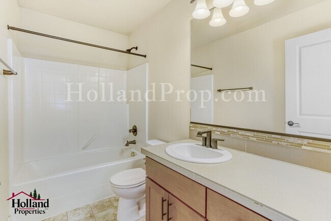 Building Photo - Charming 4-Bedroom Hillsboro Home with Attached Garage and Brand New Carpets!