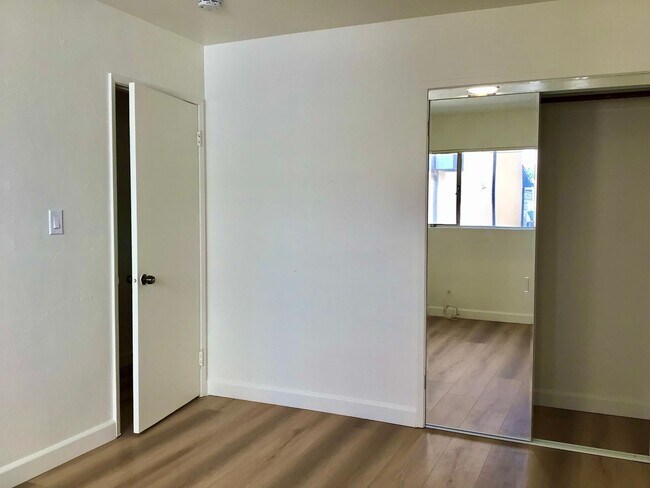 Building Photo - 2BD 1BA Apt Next to USD - Spacious Upstairs Unit, Pet Friendly, 1 Parking Space, No Carpet