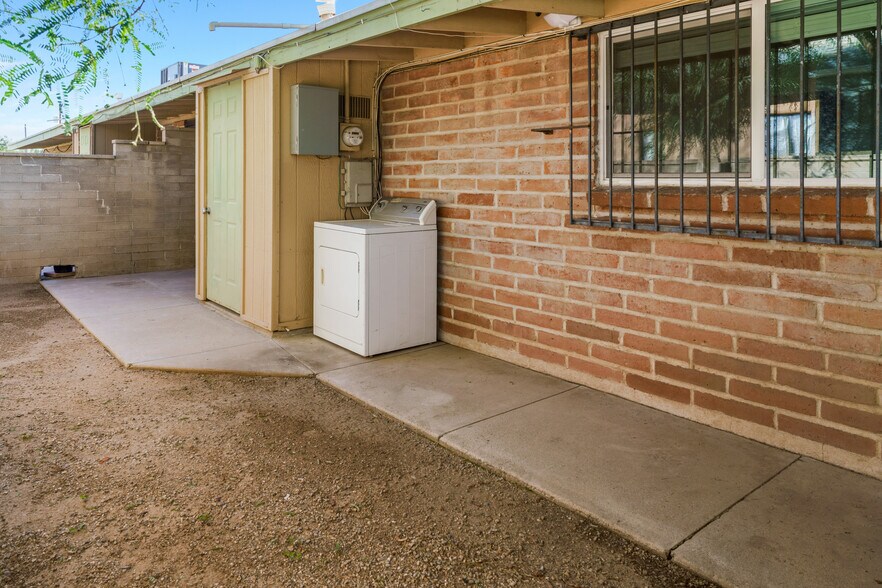 Building Photo - 725 E Freeman Pl