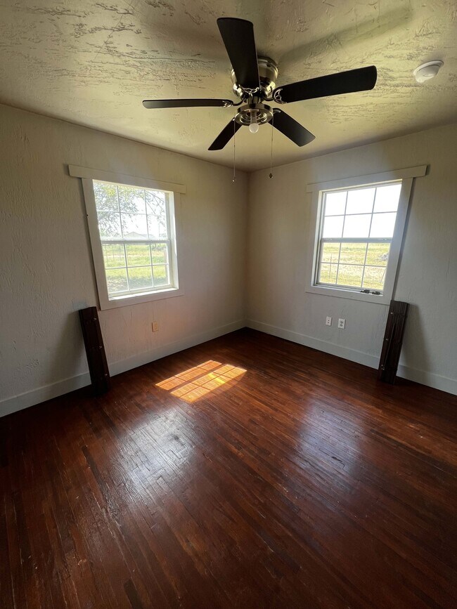 Building Photo - 212 W Broadway