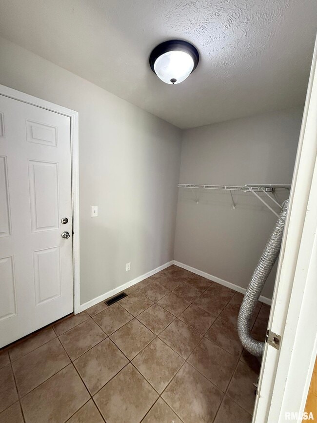 Building Photo - 2119 W Miners Dr
