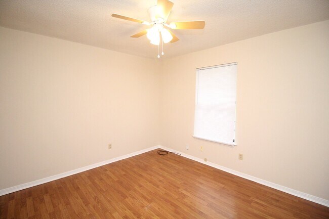 Building Photo - NE Pensacola 2 story  updated townhouse ne...
