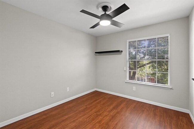 Building Photo - 1015 E Yager Ln