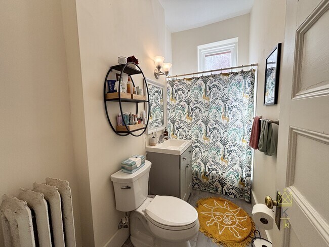 Building Photo - 1569 Beacon St