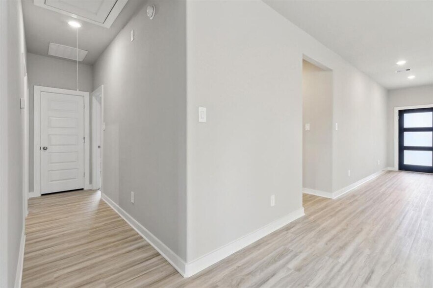 Building Photo - 6254 Brazos Trl Dr