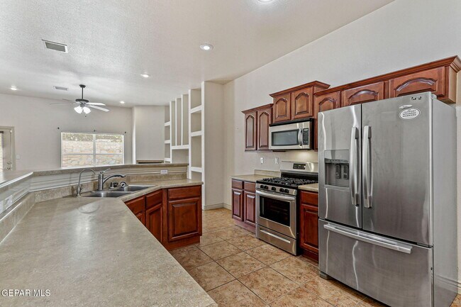 Building Photo - 5557 Gustavo Madrid Ln