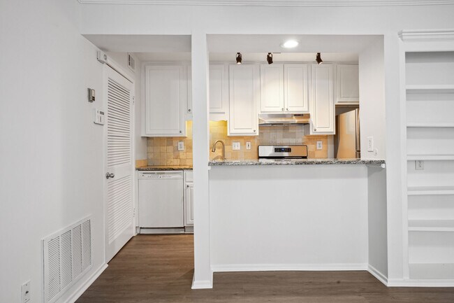 View of kitchen and bar area from living - 6800 Glenridge Dr