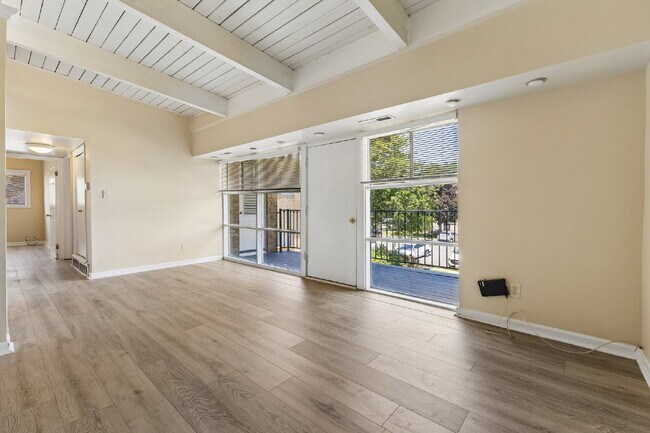 Building Photo - Location, Location, Location! Move-in ready, Offers 2 beds and 1 bed