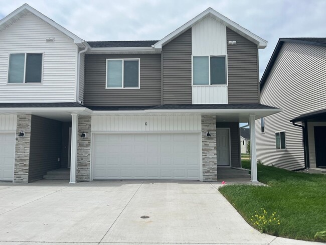 Building Photo - 3 Bed 3 Bath Townhome