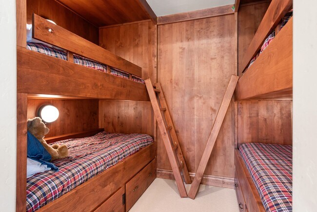 Building Photo - 875 Horse Ranch Dr