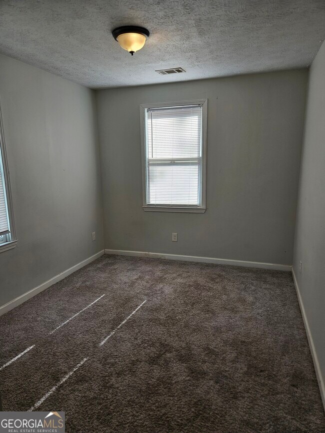 Building Photo - 3453 Glen Rd