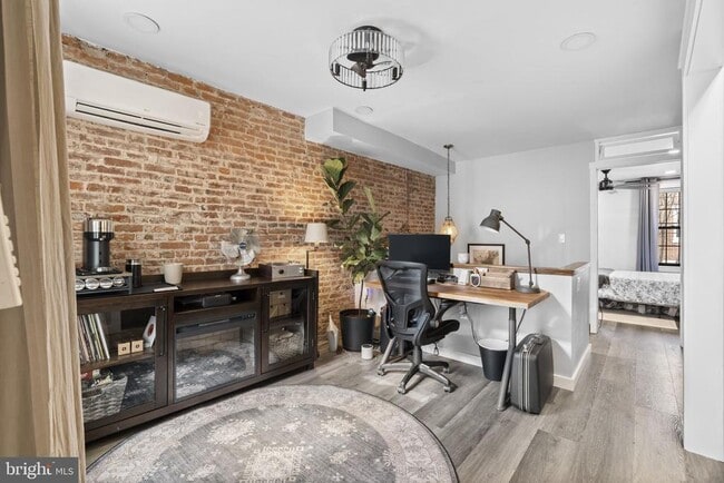 Building Photo - 526 E Thompson St