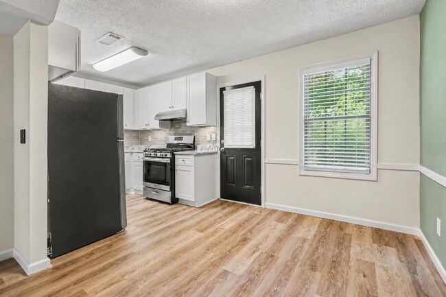 Building Photo - 2BR/1.5BA End Unit Townhome Near Downtown Snellville!