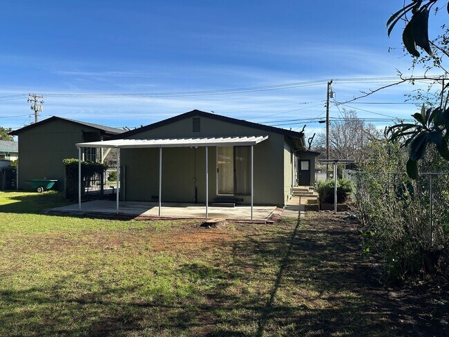 Building Photo - New listing! Beautifully maintained home in convenient location