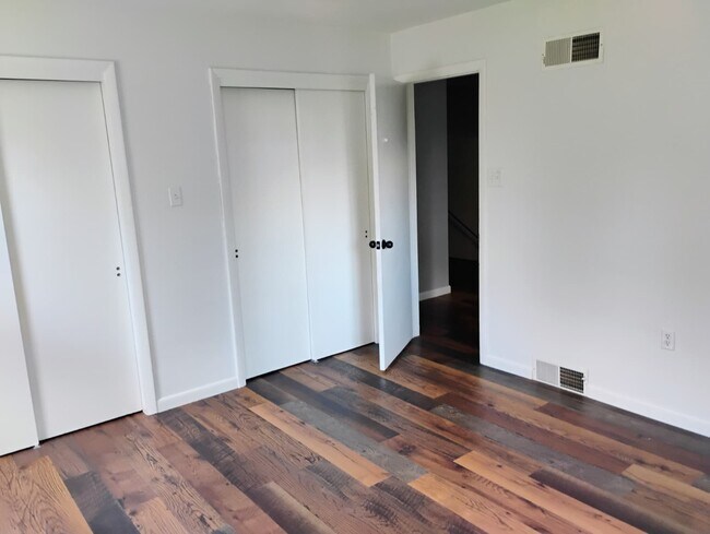 Building Photo - 110 W Fairview St