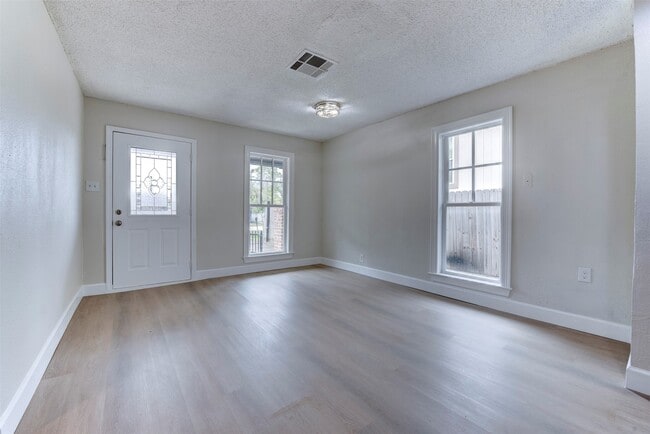 Building Photo - 2127 Maximilian St