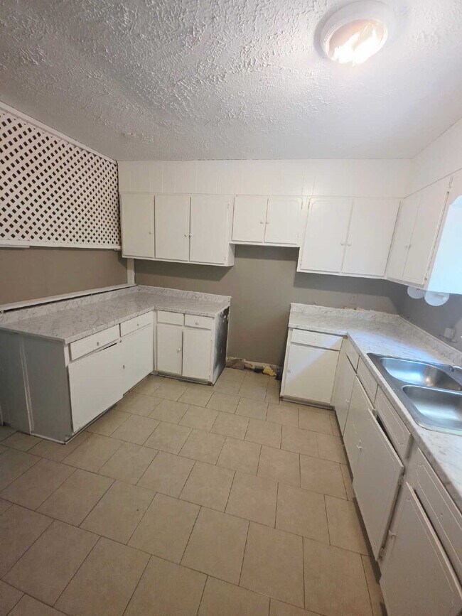 Building Photo - "Spacious 5-Bedroom Haven with 2 Full Bath...