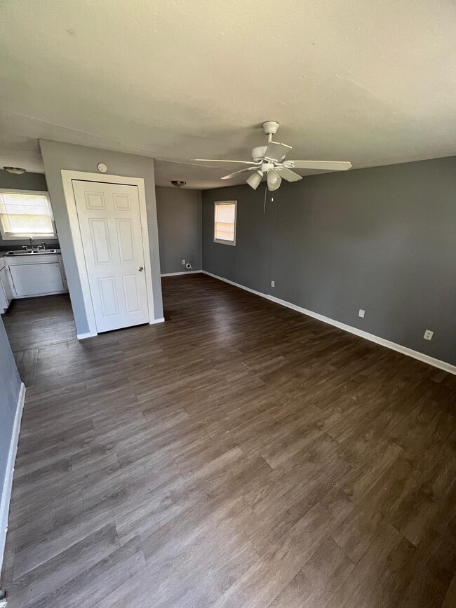 Building Photo - 2410 E 7th St