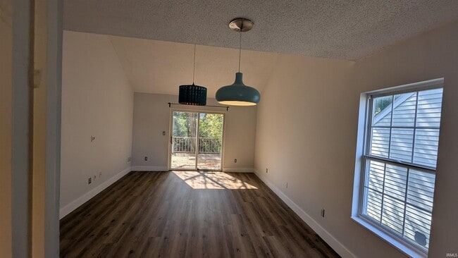 Building Photo - 432 E Laurelwood Dr