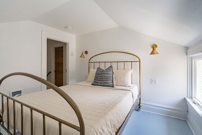 Building Photo - 1605 NW 23rd Ave