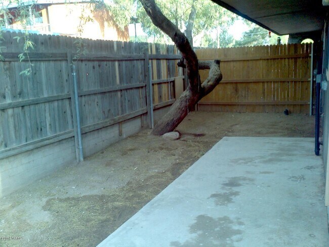Building Photo - One Bedroom Townhome