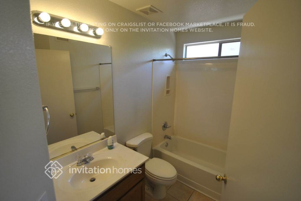 Building Photo - 12809 W Roanoke Ave