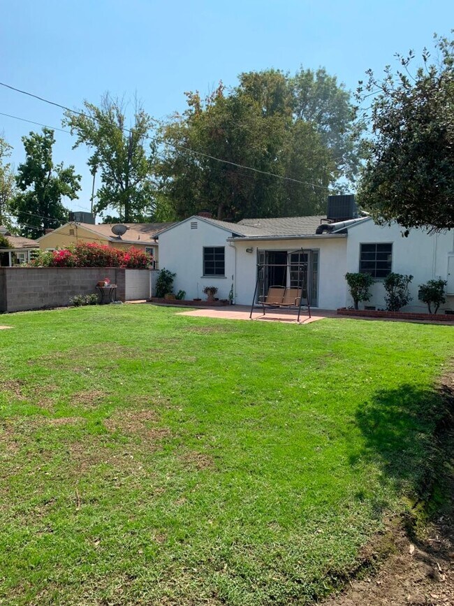 Building Photo - Sherman Oaks 3+2 w/appliances, family room, central air + more! (13627 Huston)