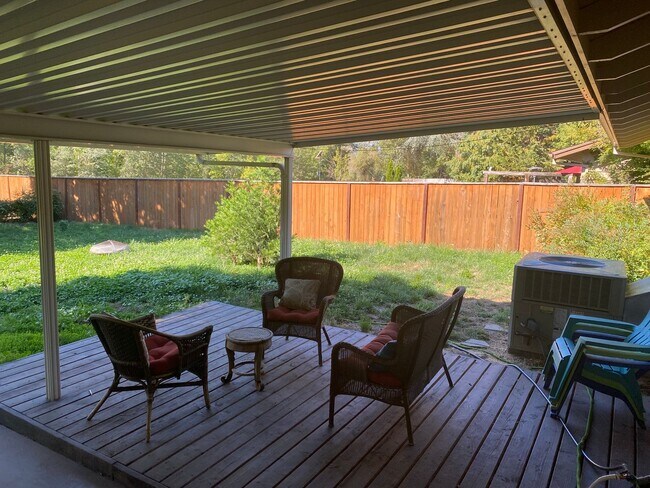 Building Photo - $300 OFF 1st Month's RENT!! - East Medford...