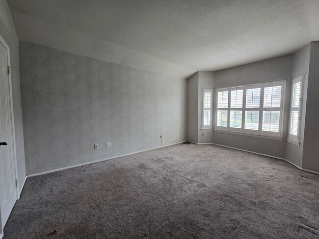 Building Photo - Updated Single level condo in Villa Victoria Available for rent