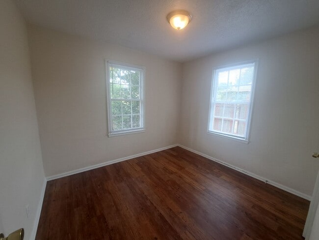 Building Photo - 3BR/1BA home with screened patio