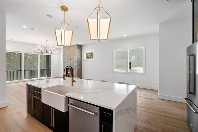 Building Photo - Custom 5 bedroom, 5 bathroom home with Woo...