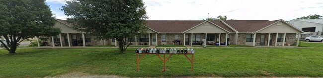 Building Photo - Ground Level 2 Bedroom Apartment w/ Washer...