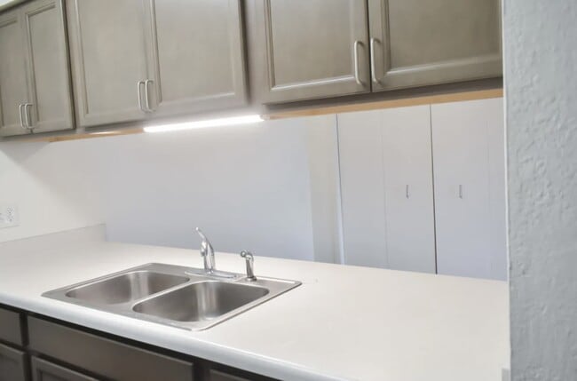 Building Photo - 839 S Clinton St