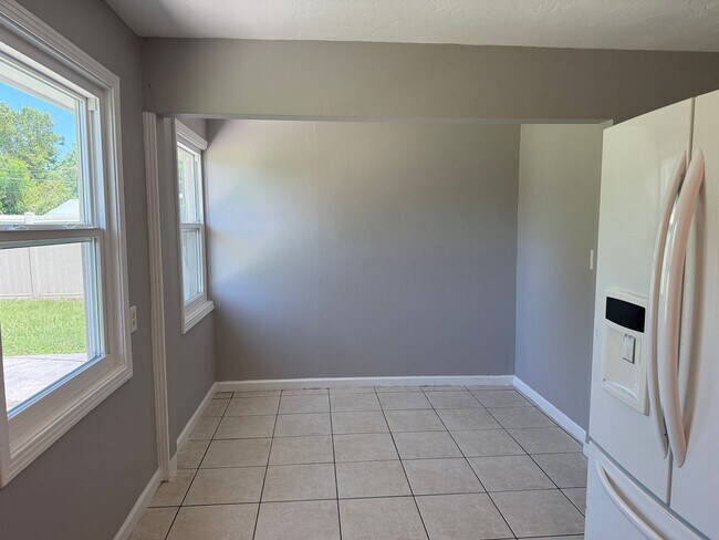 Building Photo - 3 Bedroom 2 Bath Single Family Home