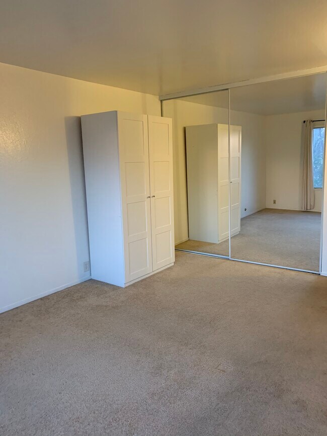 Building Photo - 455 Crescent St