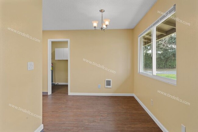 Building Photo - Cozy & Updated 2-Bedroom Duplex with Water...