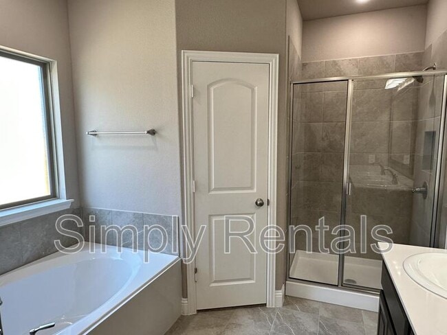 Building Photo - Ashwood Dr 7817