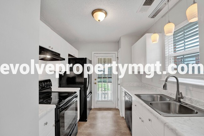 Building Photo - Newly Renovated Cordova Home!