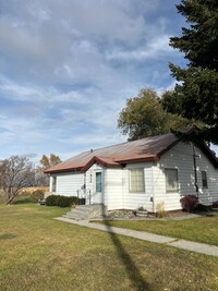 Building Photo - DARLING 3 bed, 1 bath country home with bo...