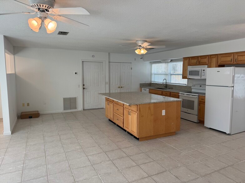 Building Photo - 215 Pelican Dr