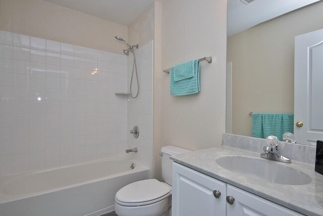 Building Photo - 836 Huntington Dr