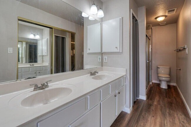 Building Photo - 811 Country Club Dr SE