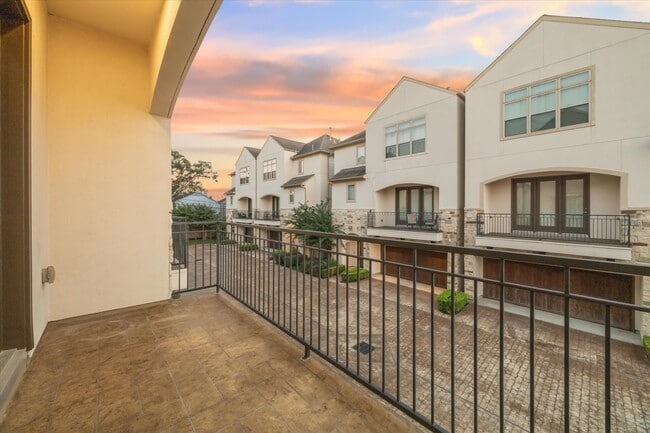 Building Photo - 6008 Park Cir Dr